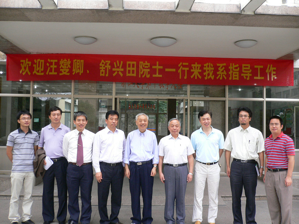 1658131881215964.jpg 2汪燮卿院士和舒兴田院士就中国石化石油化工科学研究院和我组在甲醇制丙烯移动床工艺的深度合作进行交流.jpg